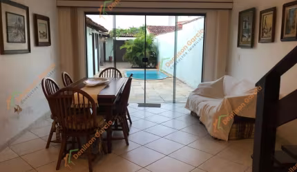 Casa no Peró em condomínio fechado