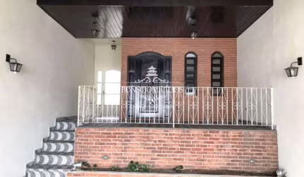 Casa a venda no Centro de Cotia - 240m² - 04 Dormitórios e Área Gourmet - Jardim Leonor