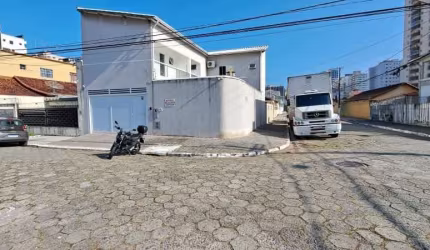 Lindo sobrado com piscina e a 300 metros da praia 