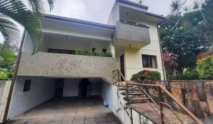 Casa com 4 quartos sendo 2 suítes, no melhor trecho do Poço da Panela.