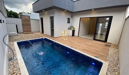 Casa com piscina em condomínio com 3 dormitórios.
