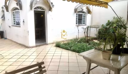 Casa à venda em via pública com ótima localização em Taubaté.