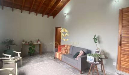 Casa com varanda gourmet à venda no condomínio Colinas.
