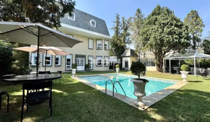 Jardim Guedala! Casa de Alto Padrão em Rua Fechada! Estuda permuta por apartamento no Parque Global!