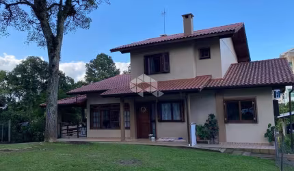 Casa com piscina e amplo terreno