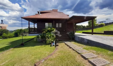 Casa mista com 3 quartos em Loteamento Fechado