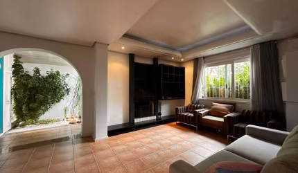 Casa Semi Mobiliada com Churrasqueira - Bairro Jardim América