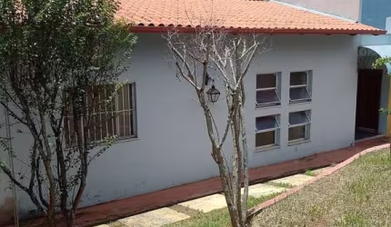 Casa muito aconchegante com excelente localização no Centro de Confins