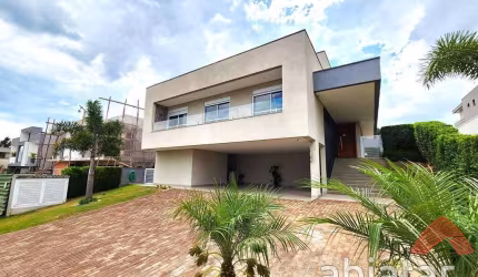Casa de 3 dormitórios com 541m² e vaga para 6 carros - Granja Viana