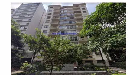 Apartamento 218m², 03 dormitórios, 03 banheiros e 01 vaga na garagem.  Condomínio com portaria e segurança.  Excelente localização