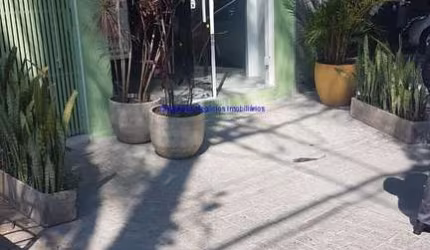 Loja 150m² e 01 banheiro.  Excelente localização entre as Ruas Inácio Pereira da Rocha, Deputado Lacerda Franco e Cardeal Arcoverde.