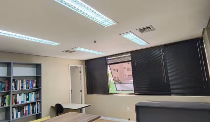 Conjunto Comercial 35m²,  01 banheiro e 01 vaga de garagem.  Condomínio com portaria, segurança e recepção.  Excelente localização á 7 minutos andando