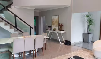 -COP 30 - CASA DE 2 PAVIMENTOS COM 3 SUÍTES NO CONDOMÍNIO GREENVILLE 2! -ÁREA PRIVATIVA DE 650M². -ÁREA TOTAL DE 578M². -04 VAGAS DE GARAGEM NASCENTE.