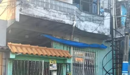 CASA DE 2 PAVIMENTOS COM 3 QUARTOS SENDO 1 SUÍTES NO BAIRRO DE CANUDOS! ÁREA TOTAL DE 72M². 01 VAGA DE GARAGEM. NASCENTE.