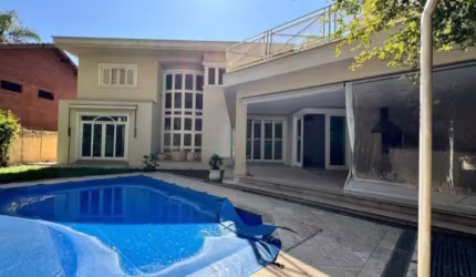 LINDA CASA NO RESIDENCIAL 3 PARA LOCAÇÃO COM 6 QUARTOS E 6 VAGAS DE GARAGEM