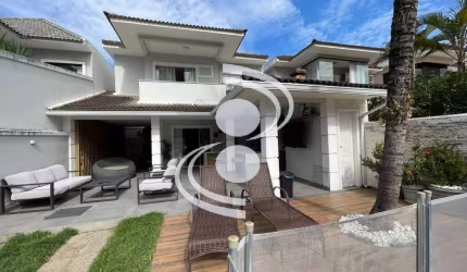 Exclusiva Residência Duplex em condomínio fechado com segurança 24h e Lazer