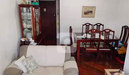 Três quartos, com portaria 24h no coração de Vila Isabel.