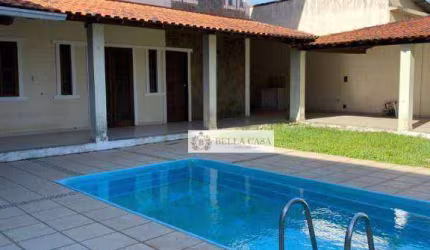 Casa com 4 dormitórios, 230 m² - venda por R$ 600.000,00 ou aluguel por R$ 3.000,00/mês - Praça da Bandeira - Araruama/RJ