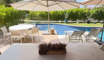 VENDE-SE LINDO BANGALÔ REFORMADO - 3 SUÍTES + DEPENDÊNCIA COMPLETA - MURO ALTO