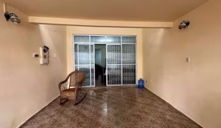 Aluga se casa espaçosa e confortável
