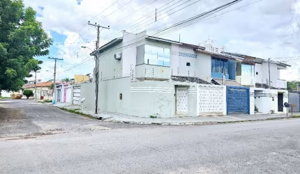 Sobrado a venda 3 quartos sendo 1 Suíte no Bairro Jardim Califórnia - Cuiabá - MT