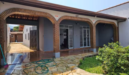 Ubatuba, Centro - Casa com 03 dormitórios, sendo 01 suíte, com terreno de 340 m2 e área de lazer.