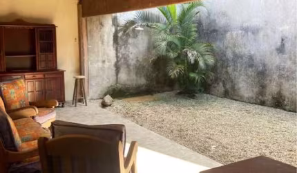 Ubatuba, Centro - Casa com 02 dormitórios, sendo 01 suíte.