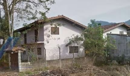 Ubatuba, Ressaca - Sobrado com 03 dormitórios, sendo 01 suíte.