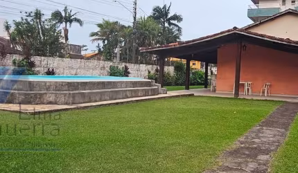 Ubatuba, Toninhas - Casa com 3 dormitórios sendo 01 suite, piscina e área gourmet a 600mts da praia.