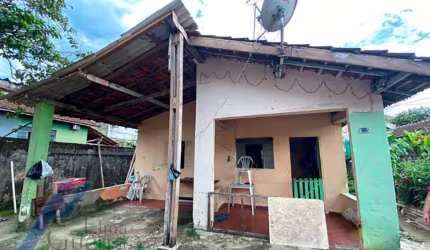 Ubatuba, Centro -  Casa em corredor comercial com 02 dormitorios e terreno de 374 m2, documento de escritura.