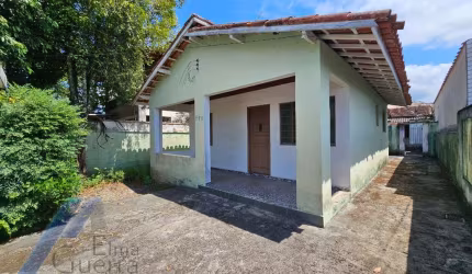 Ubatuba, Centro - Casa com 04 dormitórios, com terreno de 300 m2.