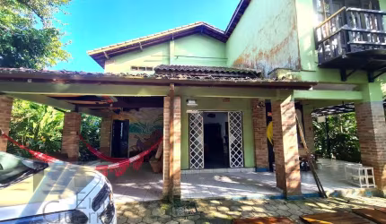 Ubatuba, Vila de Itamambuca - Casa sobrado com 03 dormitorios sendo 01 suite, mais 05 kitinetes.