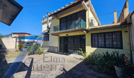 Ubatuba, Centro - Casa com 5 quartos, sendo 3 suítes