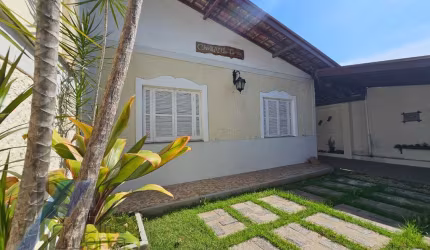 Ubatuba, Centro - Casa bem localizada próximo aos comercios com 02 quartos.