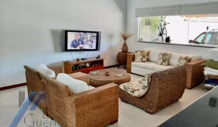 Ubatuba, Toninhas - Casa sobrado mobiliado próximo a praia com 04 suítes e área de lazer.