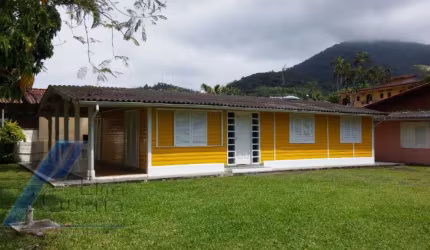 Ubatuba, Toninhas, Casa com 03 dormitórios sendo 01 suite, a 100 metros do mar.