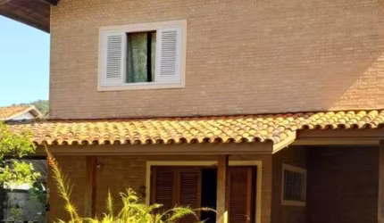 Ubatuba, Toninhas - Belíssima casa sobrado  com 06 dormitorios seno 02 suítes a 60 metros da praia.!