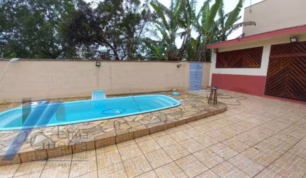 Ubatuba, Centro- Bela casa com 02 dormitórios sendo 01 suite, terreno de 540 m2 com piscina.