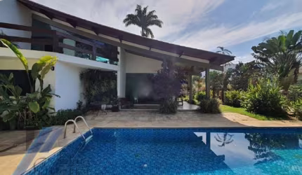 Ubatuba, Itamambuca - Casa com com 05 dormitorios sendo 04 suites com terreno 510 m2, à 100 metros do mar.