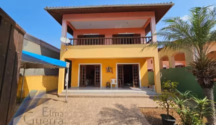 Ubatuba, Centro - Bela casa sobrado, bem localizado com 04 dormitórios sendo 03 suites, terreno de 300 m2.
