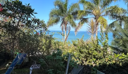 Ubatuba, Ponta das Toninhas - Casa bem localizada com vista total para mar e praia, terreno com 760 m2.