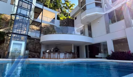 Ubatuba, Praia Vermelha do Sul - Casa Alto padrão, com terreno de 5.000 m2, com 04 suites e vista para o mar.