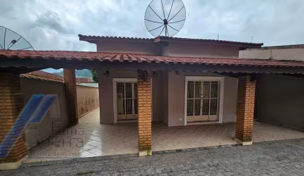 Ubatuba, Pereque Açu - Casa bem localizada com 03 dormitorios sendo 01 suite.
