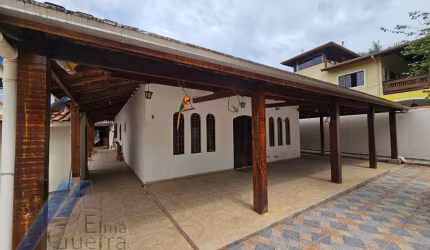 Ubatuba, Ressaca - Casa em condominio fechado com 03 dormitórios.