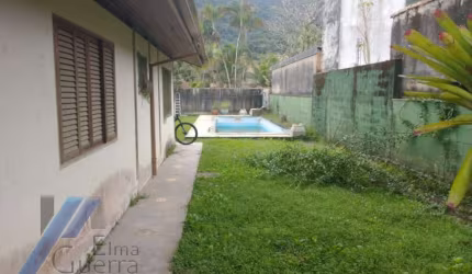Ubatuba, Ressaca - Casa com 03 dormitorios, terreno de 450m² e área construída de 170m².