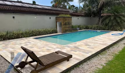 Ubatuba - Ressaca - Casa com 02 condomínio e área de lazer.