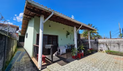 Ubatuba, Cento - Casa com 02 dormitórios sendo 01 suíte, terreno de 298 m2.