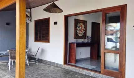 Ubatuba, Centro - Bela casa bem localizada, reformada com 02 dormitórios sendo 01 suíte.