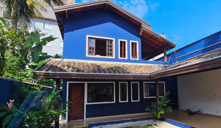 Ubatuba, Centro - Casa sobrado com 03 dormitórios sendo 02 suítes..