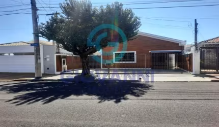 CASA COM EXCELENTE LOCALIZAÇÃO, 3 DORMITÓRIOS